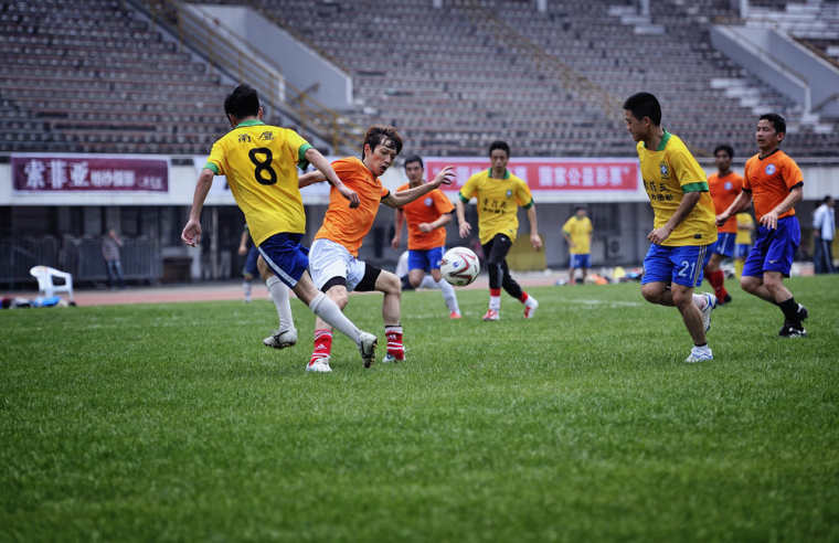 中国队球员张玉宁（左）在比赛中与卡塔尔队球员拼抢